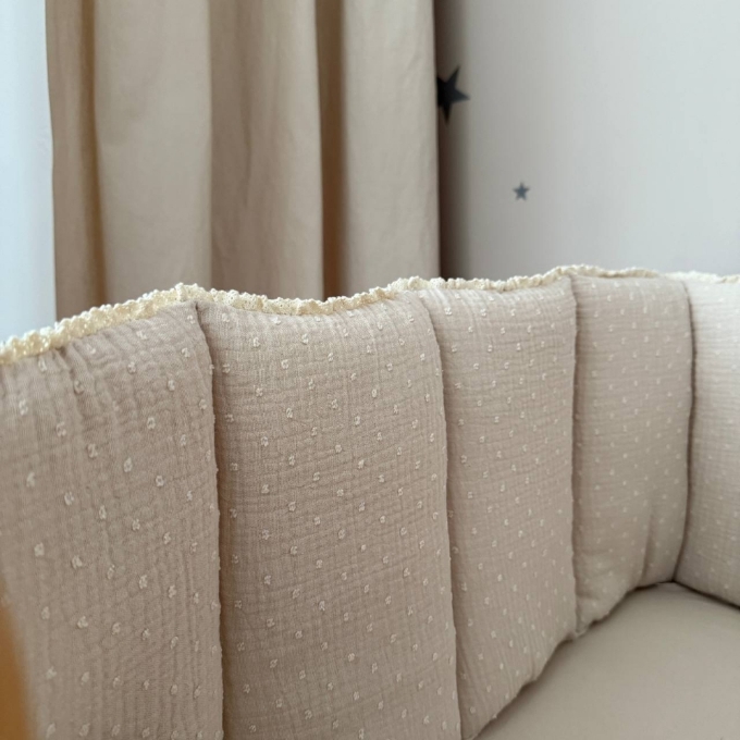 Protectie laterala patut bebe din muselina – Buline bej (2)